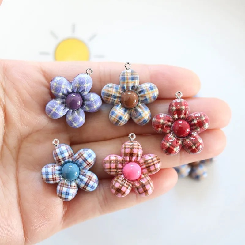 10 قطع من قلادات الراتنج المسط - مراجعة Resin Art Keychain وسعره