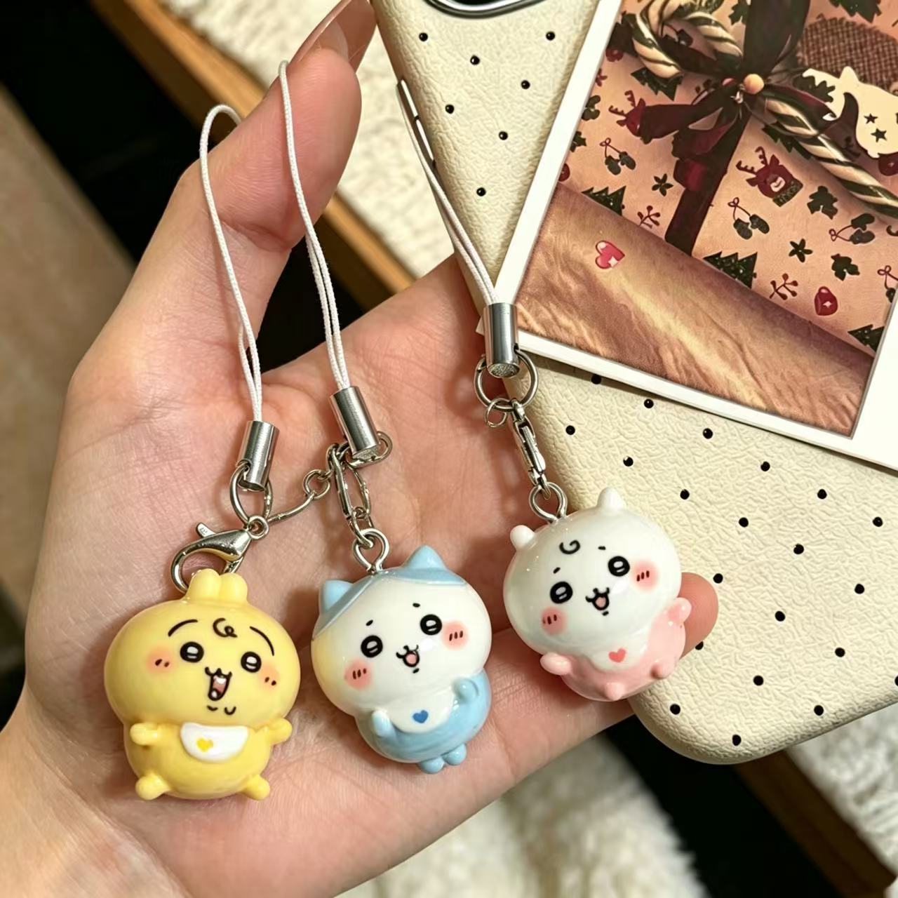 قلادة راتنجية صغيرة لطيفة على  - مراجعة Resin Art Keychain وسعره
